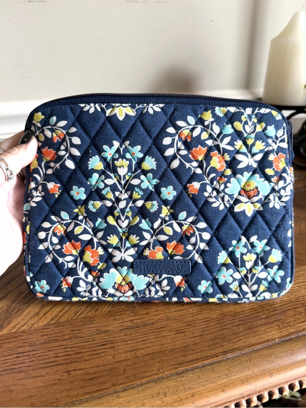 🐭 Sale! Vera Bradley Chandelier Navy Floral Quilted padded Pouch for tablets EUC